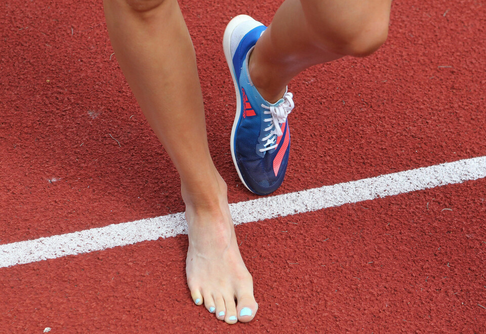 Ingeborg Østgård spurtet inn til enda en seier - vant også 800 m - OPPDATERT U20_800m_kvinner_Anne_Gine_Loevnes_en_sko_en_barbeint_AA20G2349.jpg