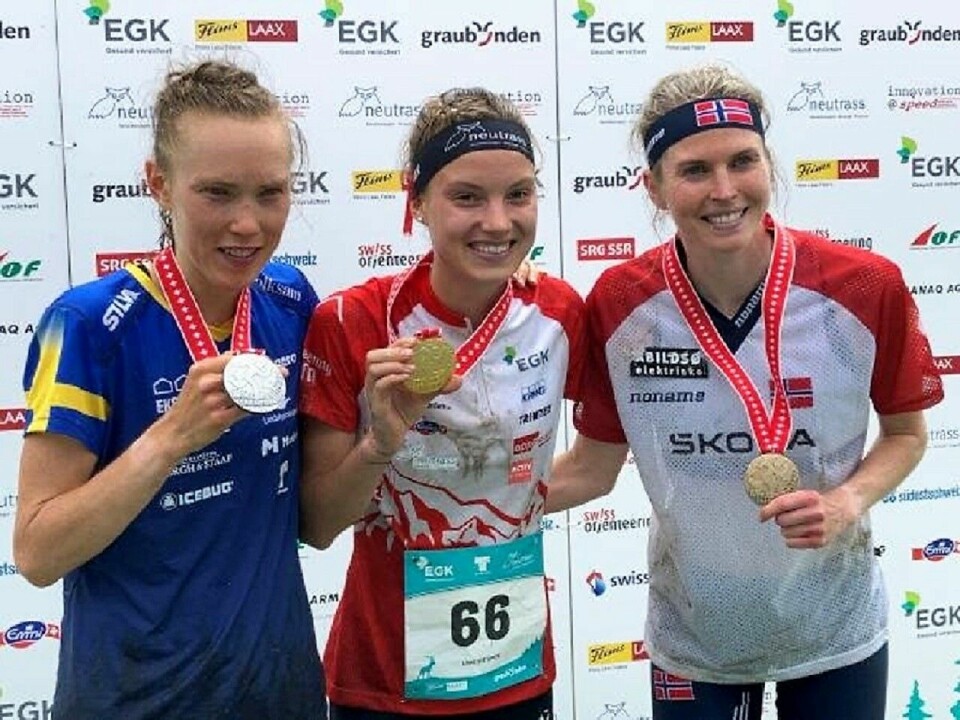 Medaljevinnerne på langdistansen (fra venstre): Tove Alexandersson, Simona Aebersold og Andrine Benjaminsen. (Foto: Norsk orientering) Medaljevinnerne på langdistansen (fra venstre): Tove Alexandersson, Simona Aebersold og Andrine Benjaminsen. (Foto: Norsk orientering)