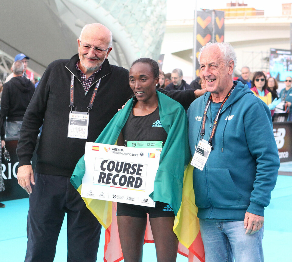 Overraskende vinnere på sterke tider i Valencia Marathon Damevinner_og_presidentene_A20G2907.jpg