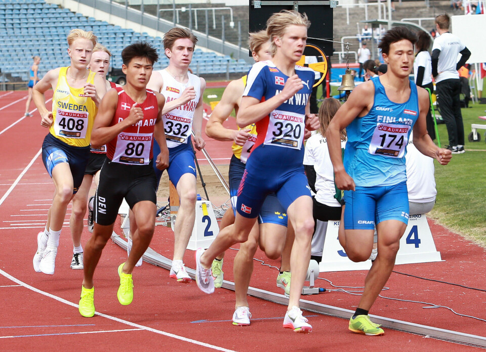 Ingeborg Østgård spurtet inn til enda en seier - vant også 800 m - OPPDATERT 800m_U20_menn_samlet_felt_etter_1runde_tele_AZ3T9423.jpg