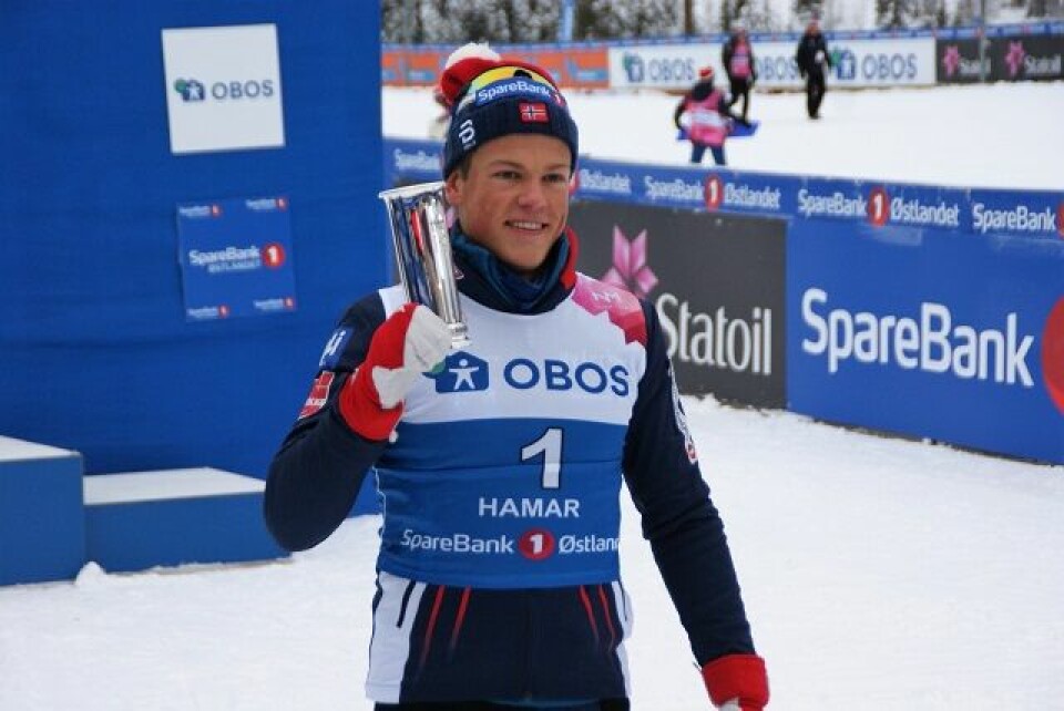 Hva passer vel ikke bedre enn en kongepokal til Johannes Høsflot Klæbo etter nok en majesteisk sprint-seier på Gåsbu? (Foto: Stein Arne Negård) Hva passer vel ikke bedre enn en kongepokal til Johannes Høsflot Klæbo etter nok en majesteisk sprint-seier på Gåsbu? (Foto: Stein Arne Negård)