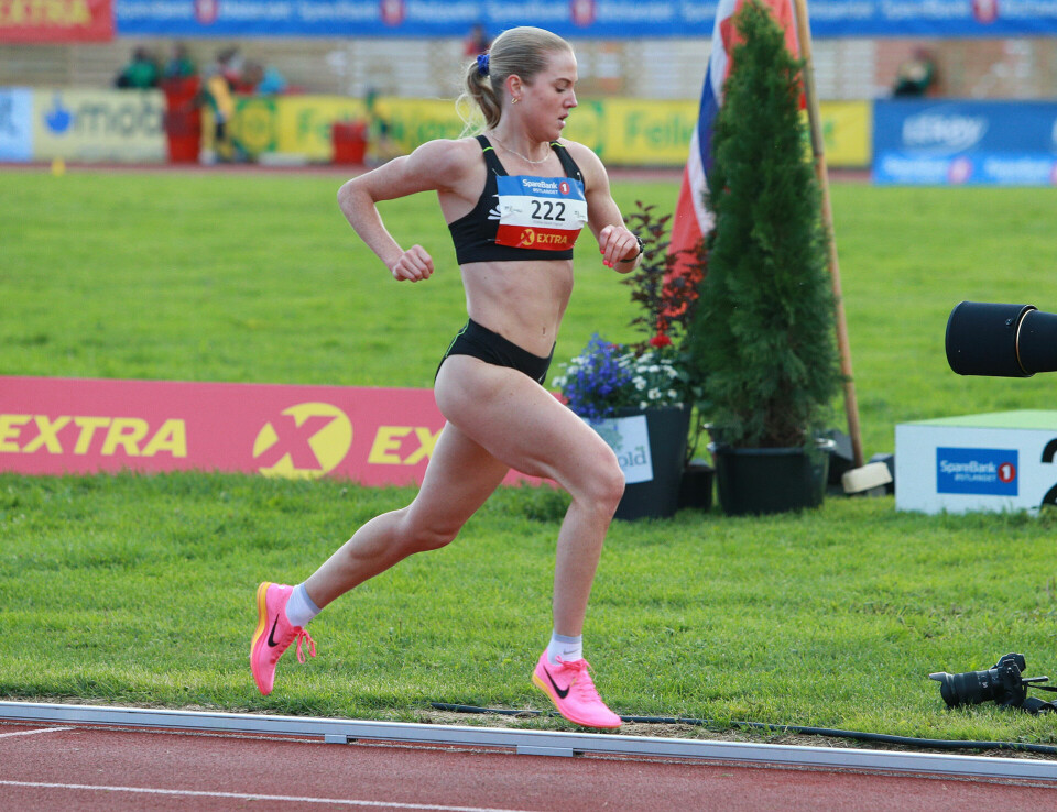 Amalie Sæten disponerte best og tok NM-gullet på 5000 m 5000m_damer_A-heat_Engeset_sjekker_passeringen_det_gaar_fort_AZ3T8942.jpg