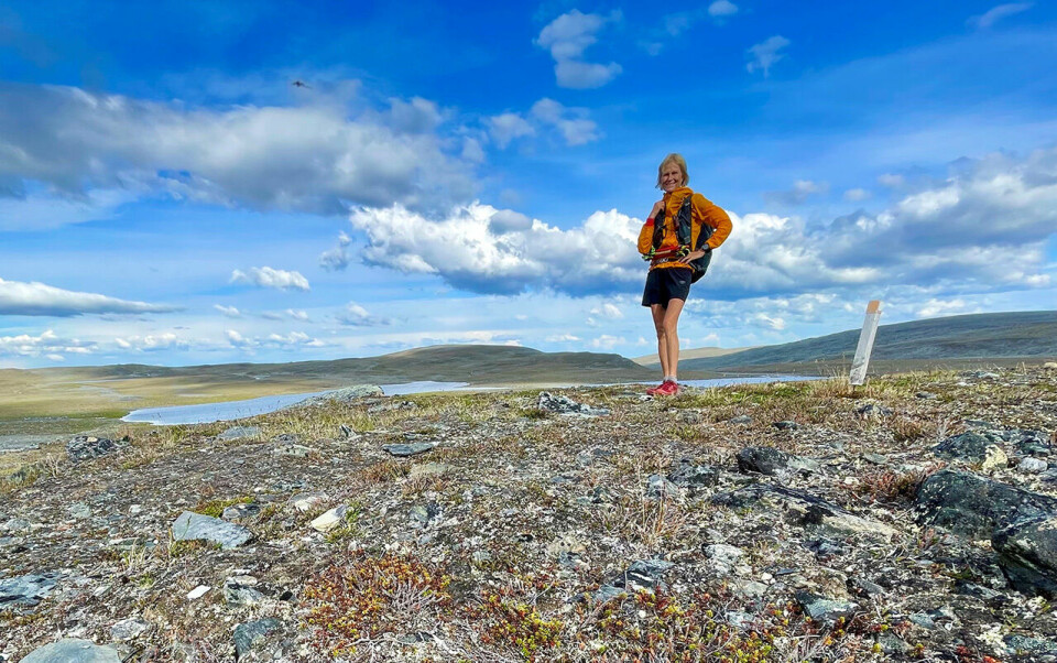 Dag 12: Mona Kjeldsberg nyter panoramautsikten fra Skaidimassivet mot Pitshusjaervi. Dag 12: Mona Kjeldsberg nyter panoramautsikten fra Skaidimassivet mot Pitshusjaervi.