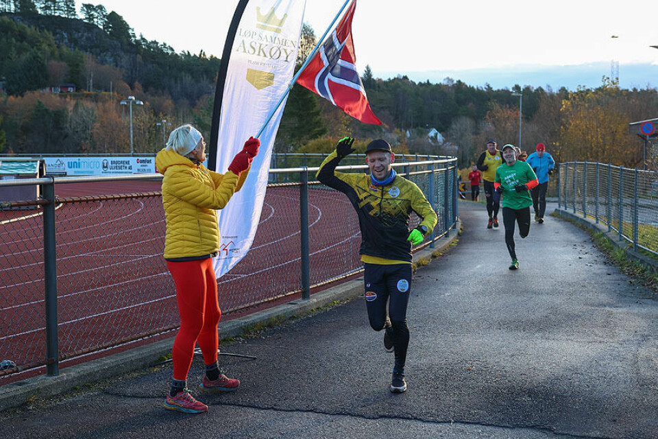 Deltagerne jubles i mål etter å ha gjennomført første delen av Askøytrippelen: fjelløp opp til Dronningen. Nå venter terrengløp og baneløp. (Alle foto: Arne Dag Myking) Deltagerne jubles i mål etter å ha gjennomført første delen av Askøytrippelen: fjelløp opp til Dronningen. Nå venter terrengløp og baneløp. (Alle foto: Arne Dag Myking)