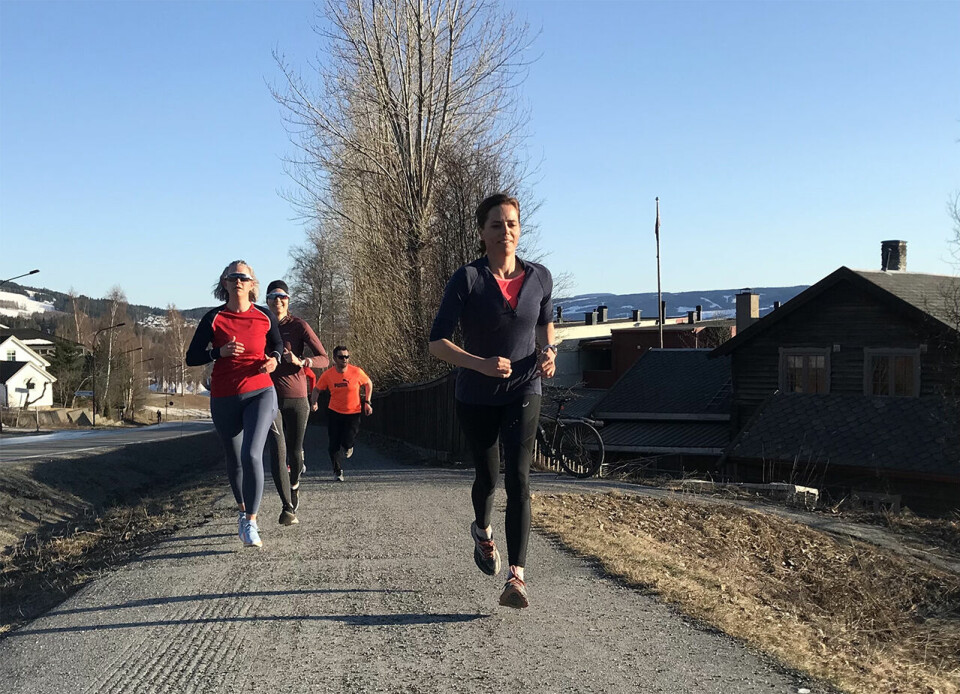 Terskelfarten er gjerne noe seinere enn 10 km konkurransefart. Hvordan kan en legge opp intervalløkter slik at en likevel får løpt litt i konkurransefarten? (Foto: Marianne Røhme) Terskelfarten er gjerne noe seinere enn 10 km konkurransefart. Hvordan kan en legge opp intervalløkter slik at en likevel får løpt litt i konkurransefarten? (Foto: Marianne Røhme)