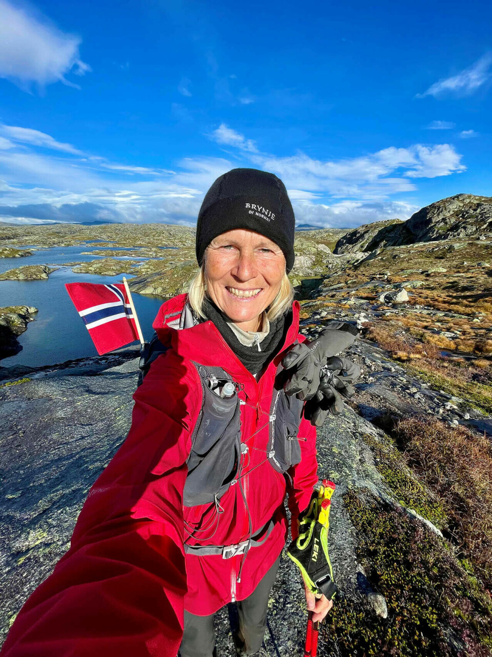 Mona Kjeldsbergs store opplevelser Norge på langs på sti Mona-Kjeldsberg-med-flagg.jpg