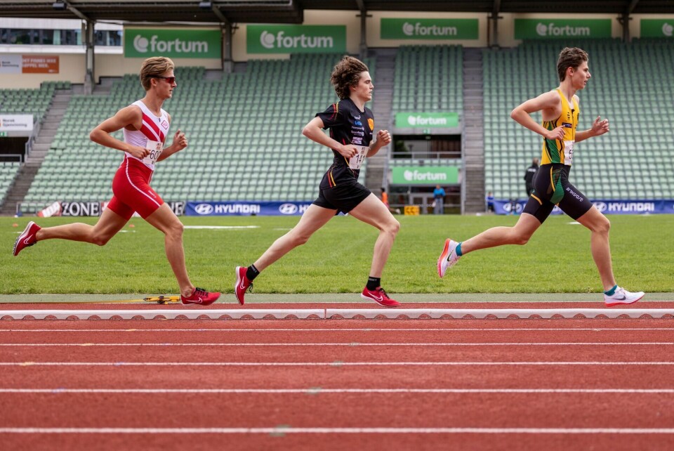 De tre beste på 3000m på Bislett i motsatt rekkefølge (fra høyre): Simen Gløgård Stensrud, Esten Hansen-Møllerud Hauen og Theodor Berre Jacobsen. (Foto: Samuel Hafsahl) De tre beste på 3000m på Bislett i motsatt rekkefølge (fra høyre): Simen Gløgård Stensrud, Esten Hansen-Møllerud Hauen og Theodor Berre Jacobsen. (Foto: Samuel Hafsahl)
