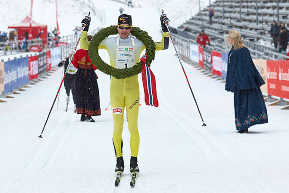 Arne Post går i mål som suveren vinner i Holmenkollmarsjen (foto: Stian Schløsser Møller). Arne Post går i mål som suveren vinner i Holmenkollmarsjen (foto: Stian Schløsser Møller).