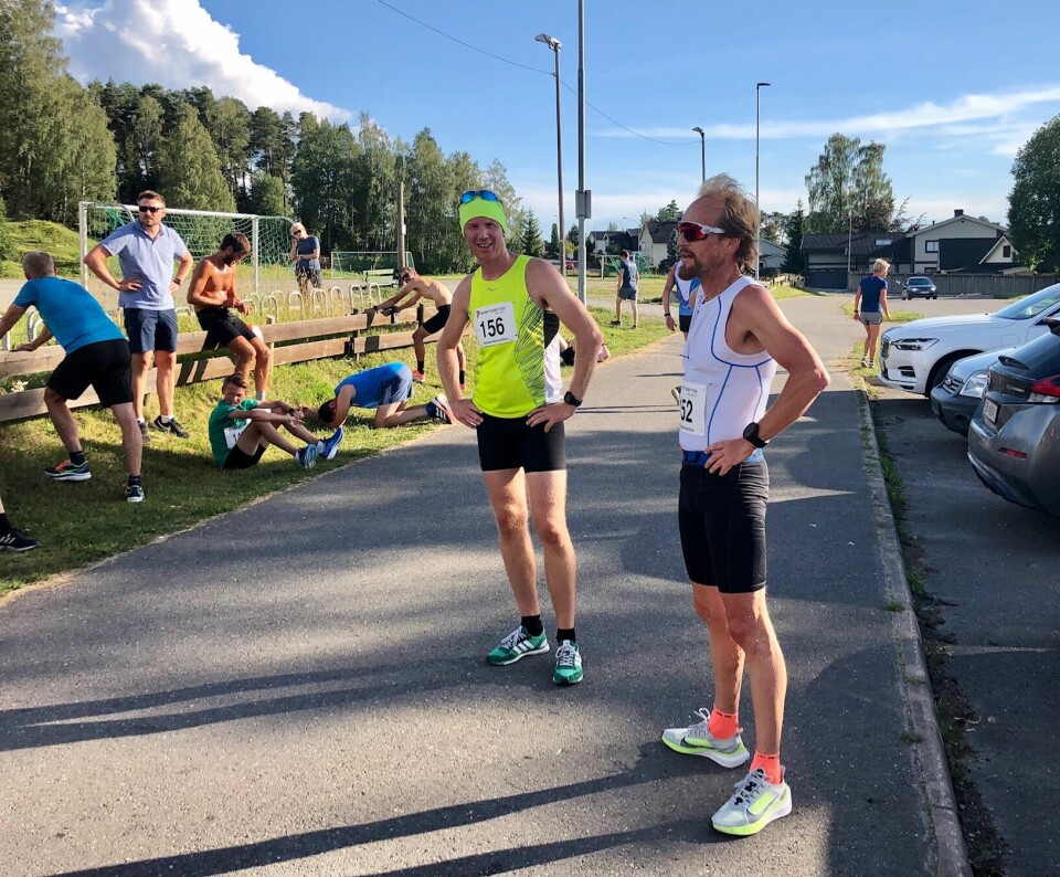 Henning Mortensen (ti v.) og Kjell Vegard Opheim etter kveldens duell. Henning Mortensen (ti v.) og Kjell Vegard Opheim etter kveldens duell.