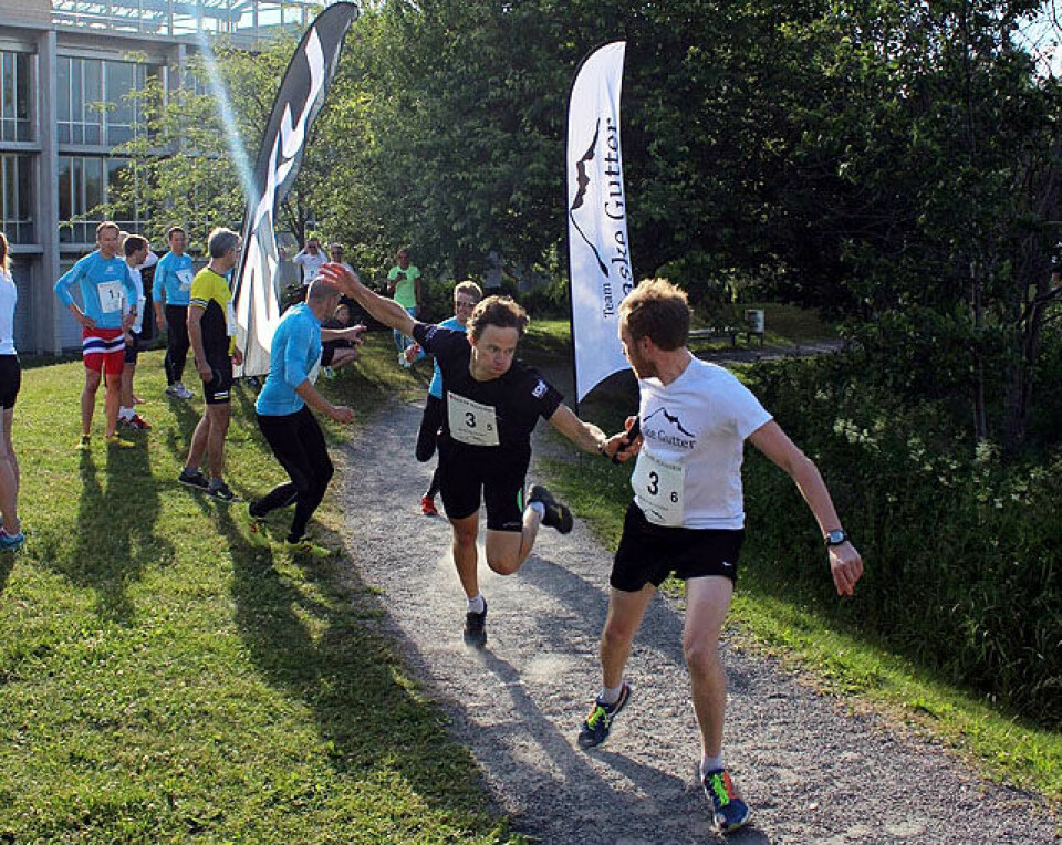Stafettglede da 'Teamene' løp rundt og rundt Smestaddammen Actionpreget_veksling_640.jpg
