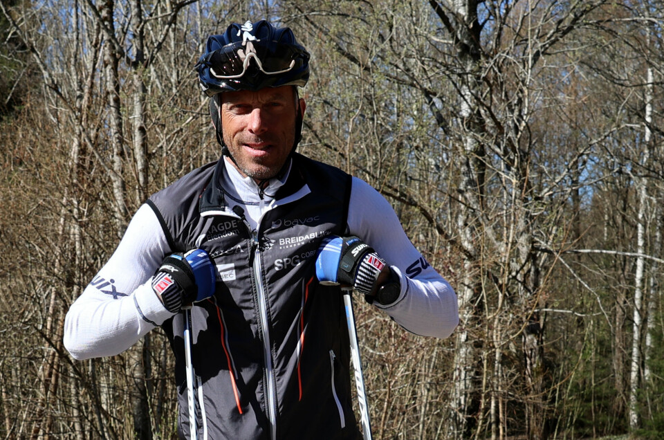 Anders Aukland er nok en av de som går mest på rulleski av alle. I denne halvtimes filmen gir han deg masse gode tips og råd om hvordan du kan komme i gang med trening på rulleski. (Foto: Tom-Arild Hansen) Anders Aukland er nok en av de som går mest på rulleski av alle. I denne halvtimes filmen gir han deg masse gode tips og råd om hvordan du kan komme i gang med trening på rulleski. (Foto: Tom-Arild Hansen)