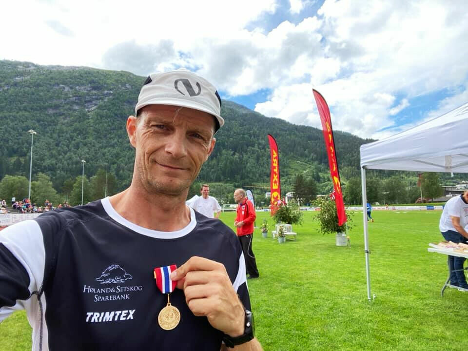 Håkon Helge Hjemly som var en av veteran-NMs forgrunnsfigurer, viser fram en av sine tre gullmedaljer. (Foto: privat) Håkon Helge Hjemly som var en av veteran-NMs forgrunnsfigurer, viser fram en av sine tre gullmedaljer. (Foto: privat)