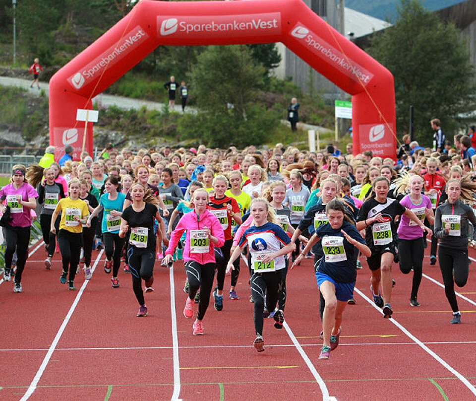 1630 ungdomsskoleelever i Ungdomsløpet i Knarvikmila fredag Start_8kl_jenter_A20G3263.jpg