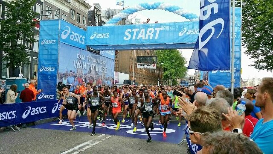 Sondre Norstad Moen med nr 9 er i fremste rekke fra start (Foto: Dam tot Damloop) Sondre Norstad Moen med nr 9 er i fremste rekke fra start (Foto: Dam tot Damloop)
