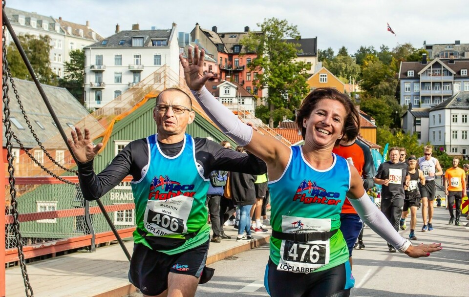 To av de rekordmange deltagerne i Trondheim Maraton var Evelina og Marek som løp Teammaraton for det polske laget Racefighter Gosir Debe Wielkie. (Foto: Arrangøren/KTL) To av de rekordmange deltagerne i Trondheim Maraton var Evelina og Marek som løp Teammaraton for det polske laget Racefighter Gosir Debe Wielkie. (Foto: Arrangøren/KTL)
