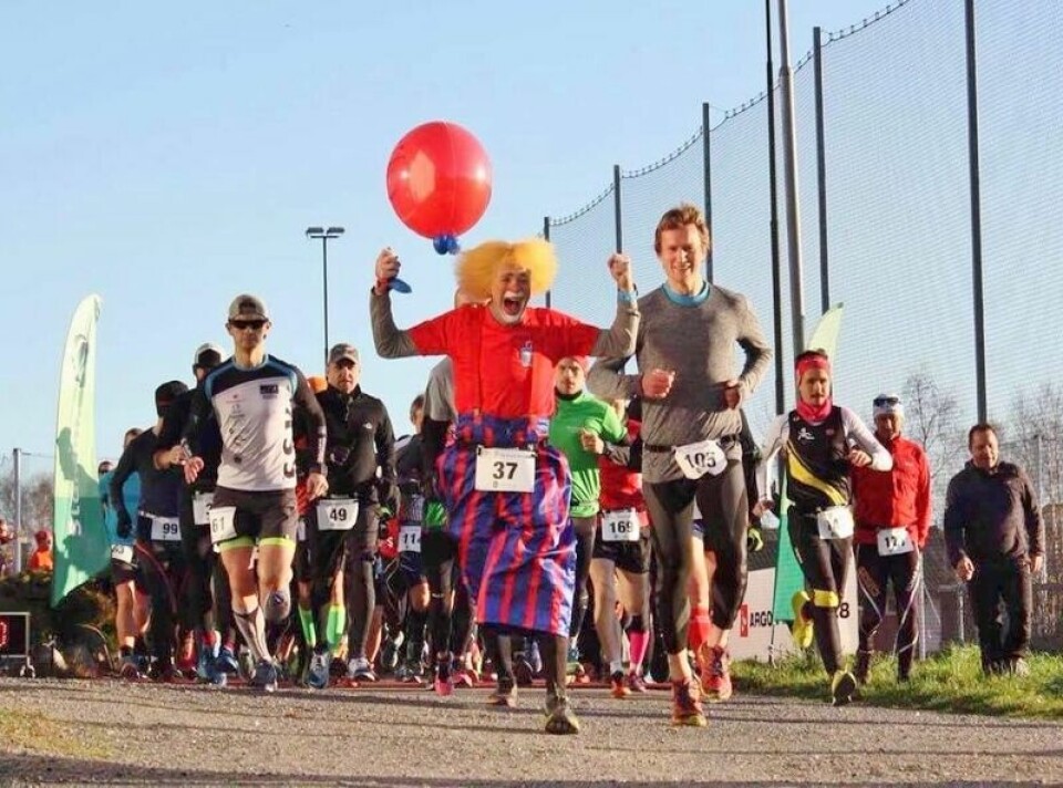 Melvin Tix og Frank Løke er framst i starten på den fjerde utgaven av Backyard Ultra i Sandefjord. (Foto: Arrangøren) Melvin Tix og Frank Løke er framst i starten på den fjerde utgaven av Backyard Ultra i Sandefjord. (Foto: Arrangøren)