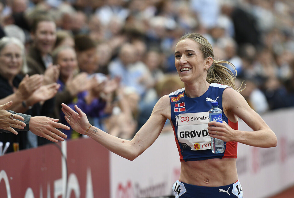 Karoline Bjerkeli Grøvdal mottok folkets hyllest etter at hun hadde satt klar norsk rekord på 3000 m. (Foto: Bjørn Johannessen) Karoline Bjerkeli Grøvdal mottok folkets hyllest etter at hun hadde satt klar norsk rekord på 3000 m. (Foto: Bjørn Johannessen)