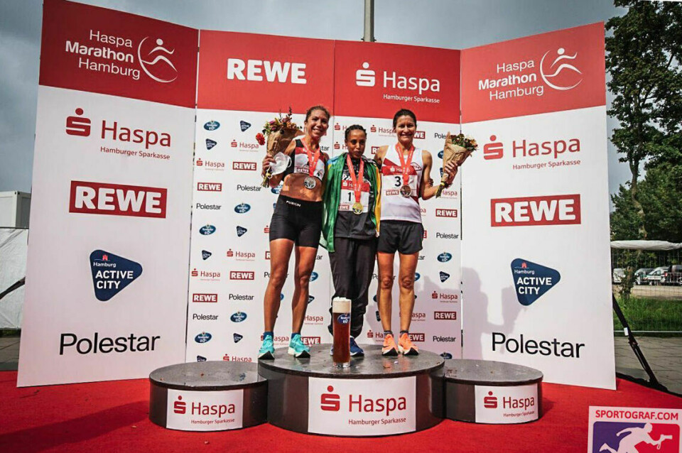 Sterke norske maratonløpere stiller i Wien og Hamburg på søndag Gadise Tulu fra Etiopia (midten) vant med Camilla Elofsson fra Sverige (til venstre) på andre- og Marianne Dønnem fra Norge på tredjeplass. (Foto: Sportograf)