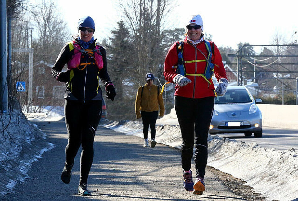 Løpernes Påskeharemaraton i kaldt solskinnsvær godt_kledde_kvinner_106.jpg