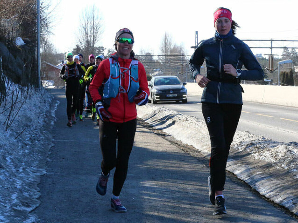 Løpernes Påskeharemaraton i kaldt solskinnsvær jentene_tar_teten_053.jpg