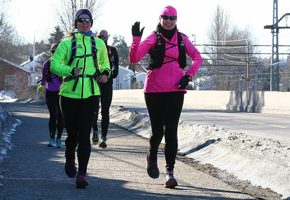 Løpernes Påskeharemaraton i kaldt solskinnsvær To_med_solbriller_120.jpg