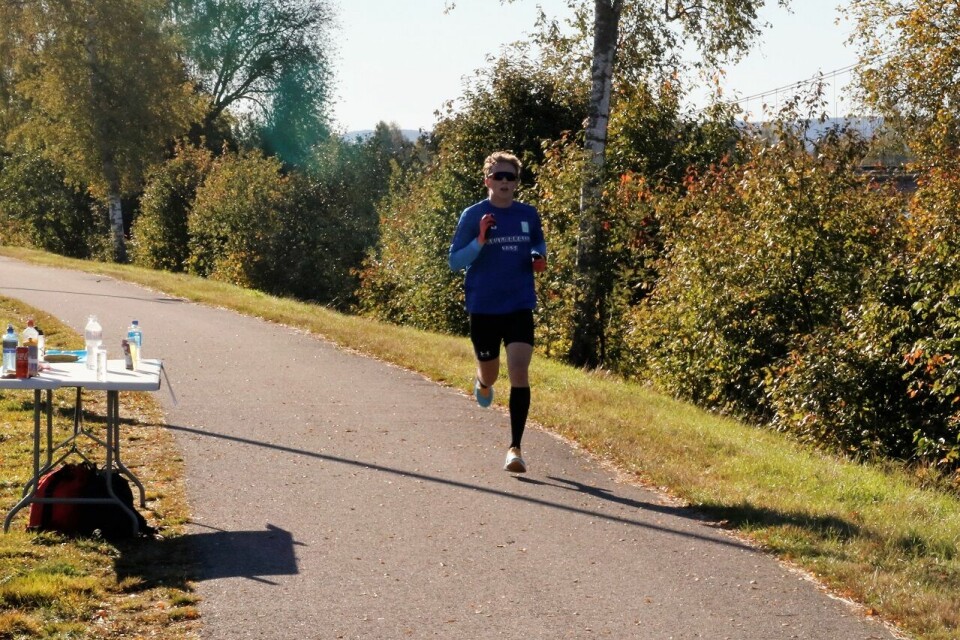 David Rieger på de siste meterne på sin halvmaraton-pers langs Glomma. (Foto: Rolf Bakken) David Rieger på de siste meterne på sin halvmaraton-pers langs Glomma. (Foto: Rolf Bakken)