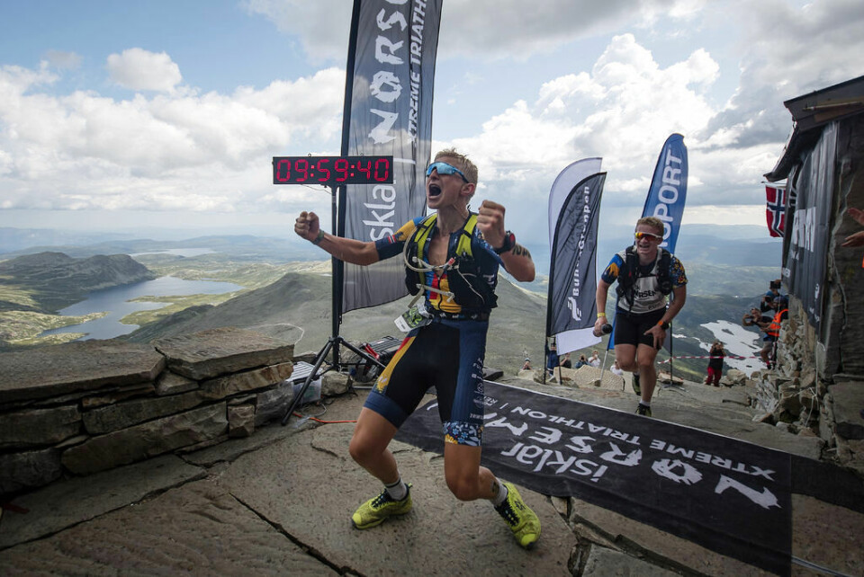 Ein sliten og lukkeleg Hans Christian Tungesvik jublar for sigeren i Norseman 2019. (Foto: Kai-Otto Melau / NXTRI) Ein sliten og lukkeleg Hans Christian Tungesvik jublar for sigeren i Norseman 2019. (Foto: Kai-Otto Melau / NXTRI)