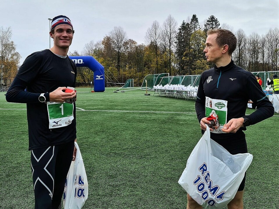 Vinner Karl Fremstad og toeren Øyvind Heiberg Sundby nyter sjokolademjølka etter innkomsten på Kringsjå. (Foto fra løpets facebookside) Vinner Karl Fremstad og toeren Øyvind Heiberg Sundby nyter sjokolademjølka etter innkomsten på Kringsjå. (Foto fra løpets facebookside)