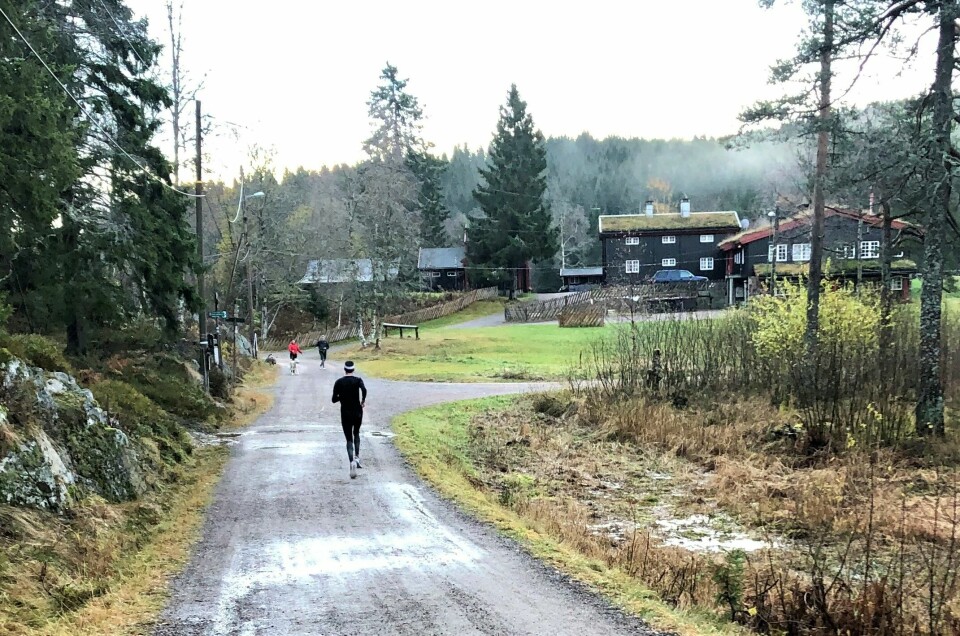Karoline Rud og Karl Fremstad best i Nordmarka skogsmaraton Stemningsbilde da vinneren Karl Fremstad passerer Tryvannstua. Foto Anne Jenny Dvergsdal.jpg