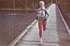 Randi Langøigjelten i kjent driv over Strandvoldbrua i 1985 da hun satte løyperekorden for kvinner på 30:58. (Foto: Strandvoldbruas venners facebookside)