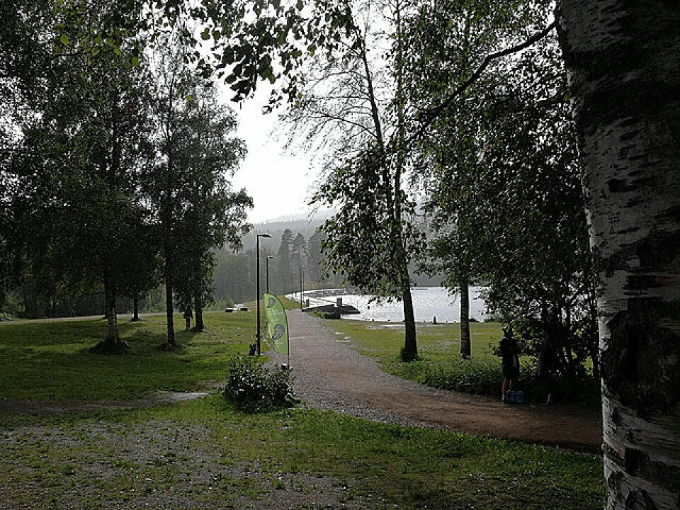 Solregn over feriepreget Sognsvann Moerkt_som_en_hoestkveld_IMG_20170712_175751.jpg