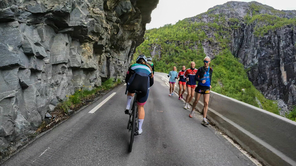 Emma Julie Dyrhovden er her på vei mot mål på toppen av den svingete og bratte veien opp gjennom Bergsdalen. Bjørn Tore Kronen Taranger er på vei ned. (Alle foto: Arne Dag Myking) Emma Julie Dyrhovden er her på vei mot mål på toppen av den svingete og bratte veien opp gjennom Bergsdalen. Bjørn Tore Kronen Taranger er på vei ned. (Alle foto: Arne Dag Myking)