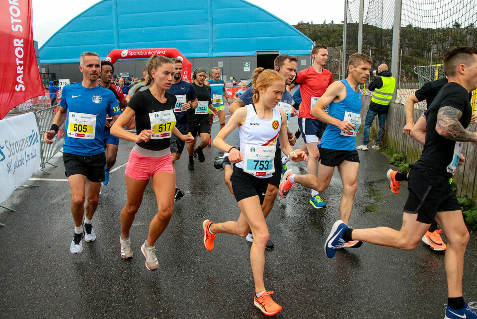 Starten har her gått for det felles feltet for 5 og 10 km. Rebekka Birkeland (517) og Adele Henriksen (753) er de aller raskeste kvinnene på de to distansene. (Alle foto: Arne Dag Myking) Starten har her gått for det felles feltet for 5 og 10 km. Rebekka Birkeland (517) og Adele Henriksen (753) er de aller raskeste kvinnene på de to distansene. (Alle foto: Arne Dag Myking)