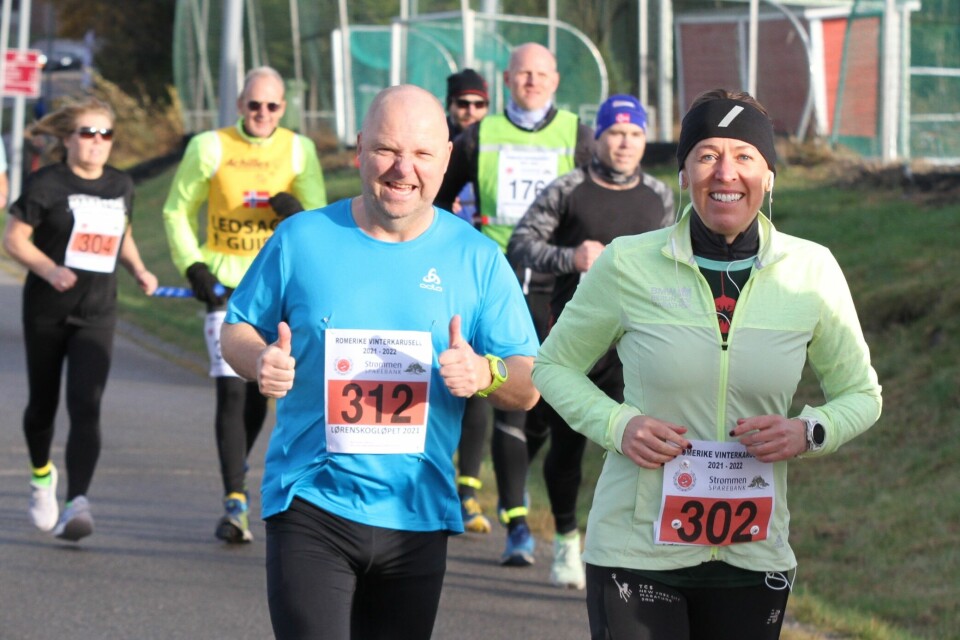 Torbjørn Saga og Kamilla Thoresen like etter start på halvmaraton. (Foto: Olav Engen) Torbjørn Saga og Kamilla Thoresen like etter start på halvmaraton. (Foto: Olav Engen)