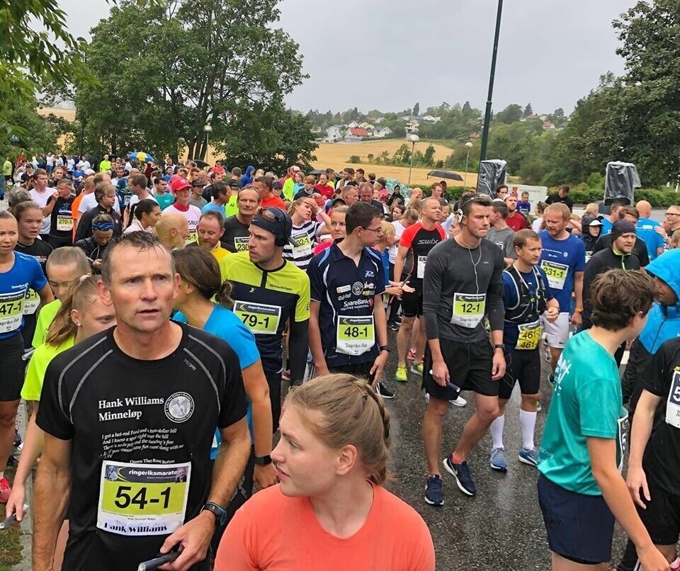 Nesten 3000 løp Ringeriksmaraton, stafett og individuelt Stafettstart.jpg