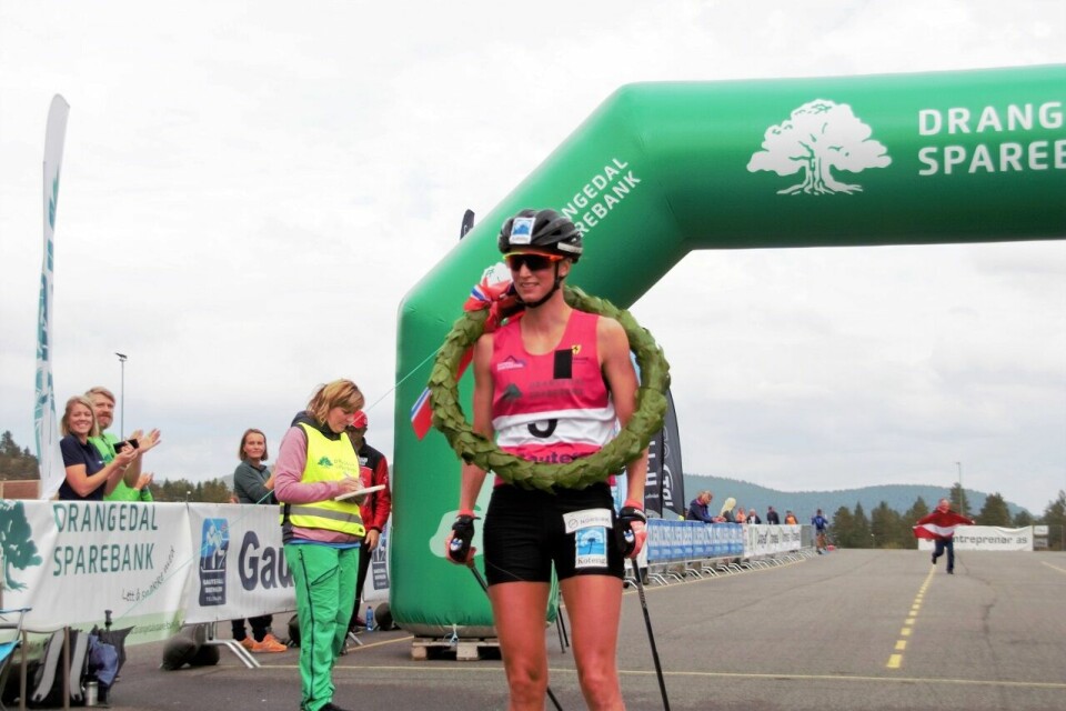 Kari Vikhagen Gjeitnes over mål som vinner av 60 km for kvinner. (Foto: Visma Ski Classics) Kari Vikhagen Gjeitnes over mål som vinner av 60 km for kvinner. (Foto: Visma Ski Classics)