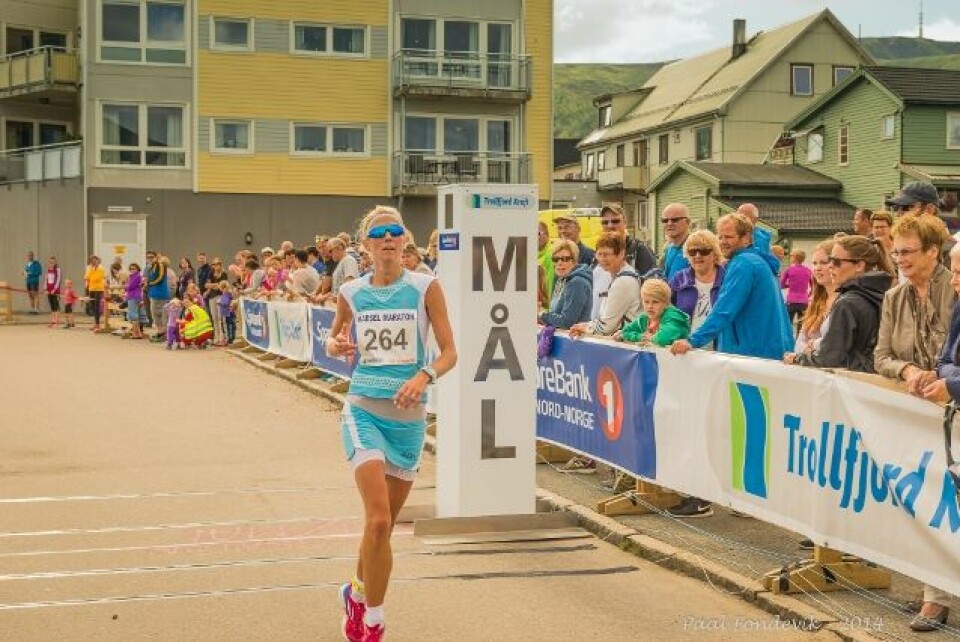 Louise Skak og Ross Wakelin vant Hadsel maraton Vinner_10km_Hilde_Klæbo_Ingebrigtsen (640x427).jpg