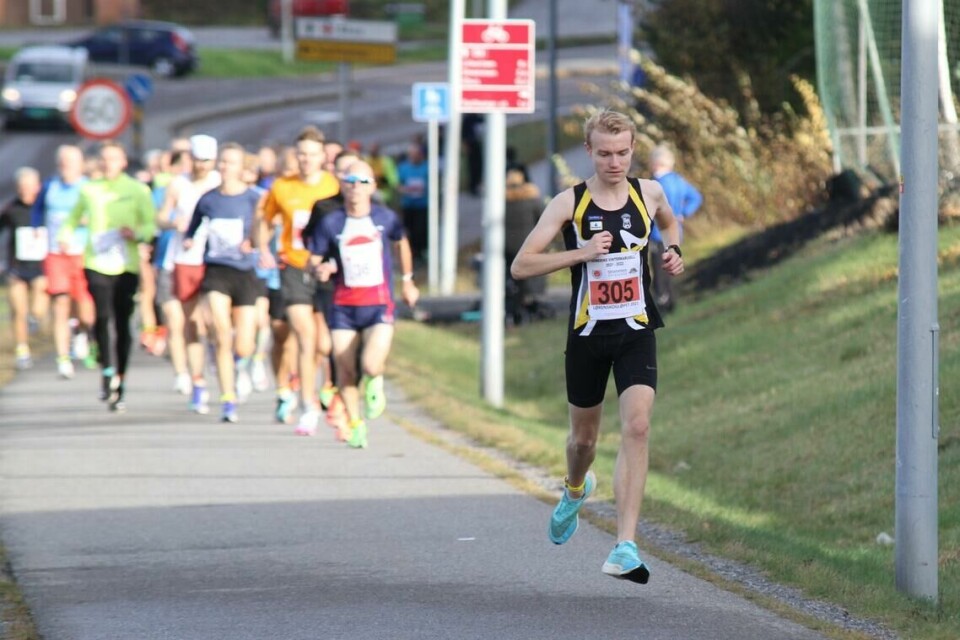 51 bilder fra Lørenskogløpet Even Bentzen Løvås stakk fra konkurrentene umiddelbart, og vant halvmaraton suverent på 1:13:43. (Foto: Olav Engen)