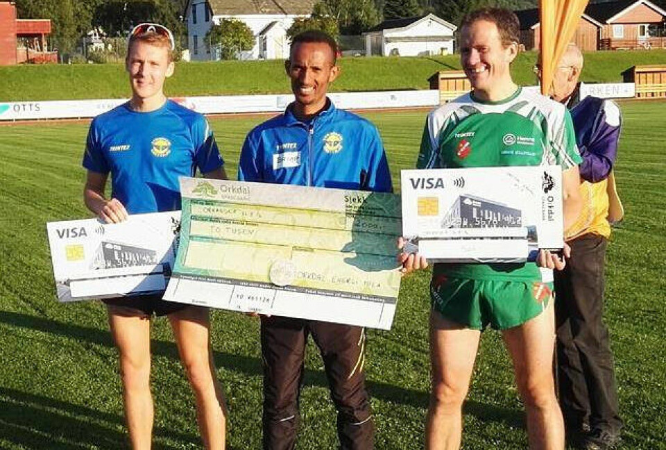 Anne Nevin og Ebrahim Abdulaziz vant Orkdal Energi Mila Ebrahim Abdulaziz (midten) vant 10 kilometeren foran Trond Ørjan Eida (til venstre) og Ole Arnold Sødal. (Foto: Bjarne Vad Nilsen)