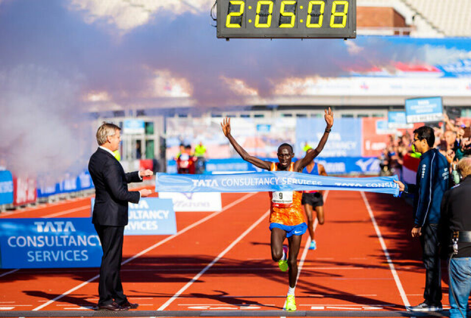 Lawrence Cherono fra Kenya løp på 2.05.09 og forbedra den ett år gamle løyperekorden med 11 sekunder. (Foto: arrangøren) Lawrence Cherono fra Kenya løp på 2.05.09 og forbedra den ett år gamle løyperekorden med 11 sekunder. (Foto: arrangøren)