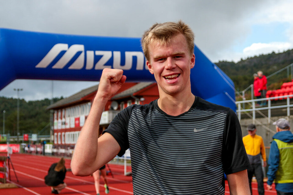 Sigurd Ruud Skjeseth holdt unna forfølgerne helt til mål og kunne innkassere seieren i Knarvikmila. (Alle foto: Arne Dag Myking) Sigurd Ruud Skjeseth holdt unna forfølgerne helt til mål og kunne innkassere seieren i Knarvikmila. (Alle foto: Arne Dag Myking)