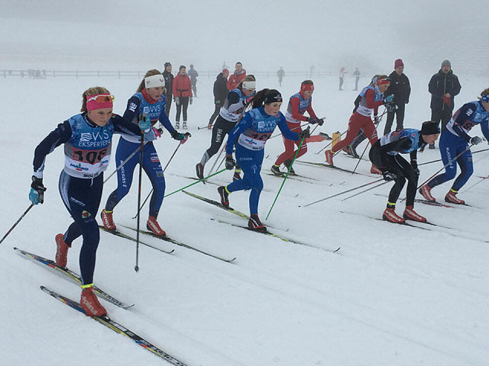 Tåka la ingen demper på Skolestafetten i Holmenkollen 6_Jentestart_videregaaende_skole.jpg