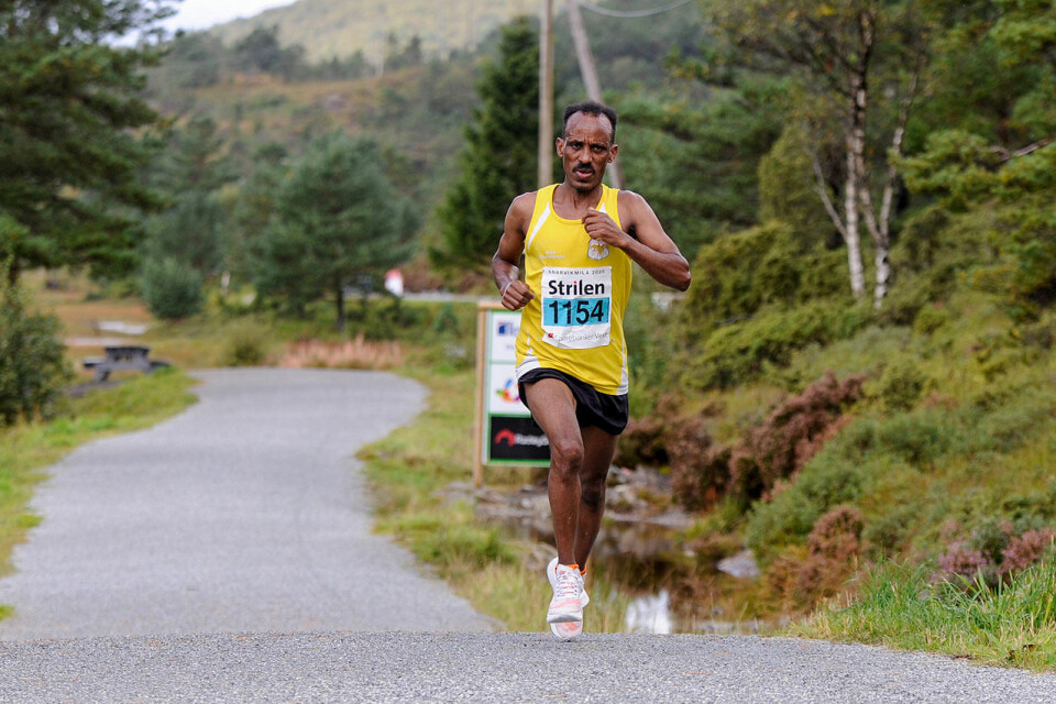 Sigurd Ruud Skjeseth vant Knarvikmilas 10 km etter duell med Senay Fissehatsion og Frew Brkineh _DSC4773.jpg