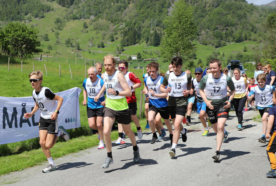Startfeltet i konkurranseklassen: Vi ser vinneren Johannes Heien med startnummer 19 og toeren William Samland Eik med startnummer. 20. (Foto; Morten Nygård, Grenda) Startfeltet i konkurranseklassen: Vi ser vinneren Johannes Heien med startnummer 19 og toeren William Samland Eik med startnummer. 20. (Foto; Morten Nygård, Grenda)