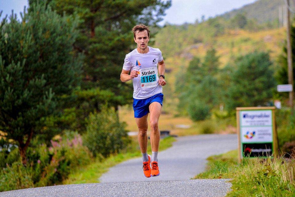 Sigurd Ruud Skjeseth vant Knarvikmilas 10 km etter duell med Senay Fissehatsion og Frew Brkineh _DSC4844.jpg
