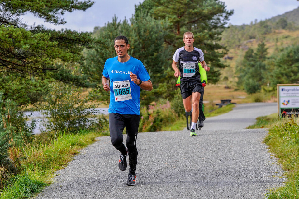 Sigurd Ruud Skjeseth vant Knarvikmilas 10 km etter duell med Senay Fissehatsion og Frew Brkineh _DSC4861.jpg