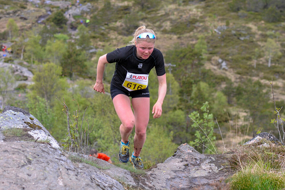 Hilde Fenne på vei oppover det bratte partiet opp mot toppen av Lyderhorn (Foto: Arne Dag Myking) Hilde Fenne på vei oppover det bratte partiet opp mot toppen av Lyderhorn (Foto: Arne Dag Myking)