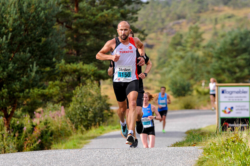 Sigurd Ruud Skjeseth vant Knarvikmilas 10 km etter duell med Senay Fissehatsion og Frew Brkineh _DSC4880.jpg