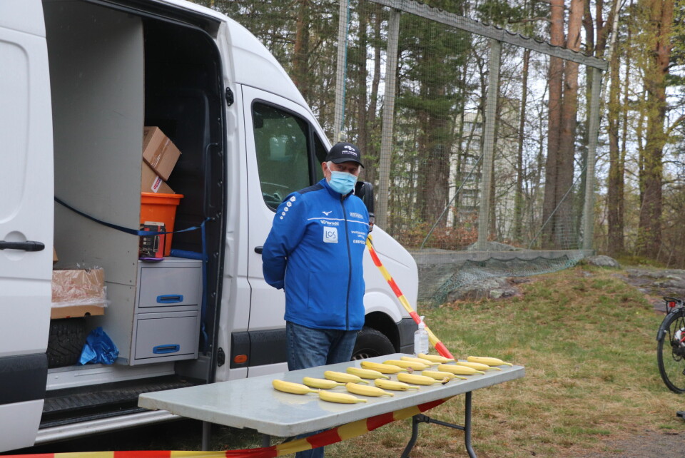 Bananene var på plass nok en gang, til glede for løperne. Et tegn på at de settes pris på er at forbruket av bananer alltid gir meget god indikasjon på deltakertallet. (Foto: Enny-Karin Vindheim) Bananene var på plass nok en gang, til glede for løperne. Et tegn på at de settes pris på er at forbruket av bananer alltid gir meget god indikasjon på deltakertallet. (Foto: Enny-Karin Vindheim)