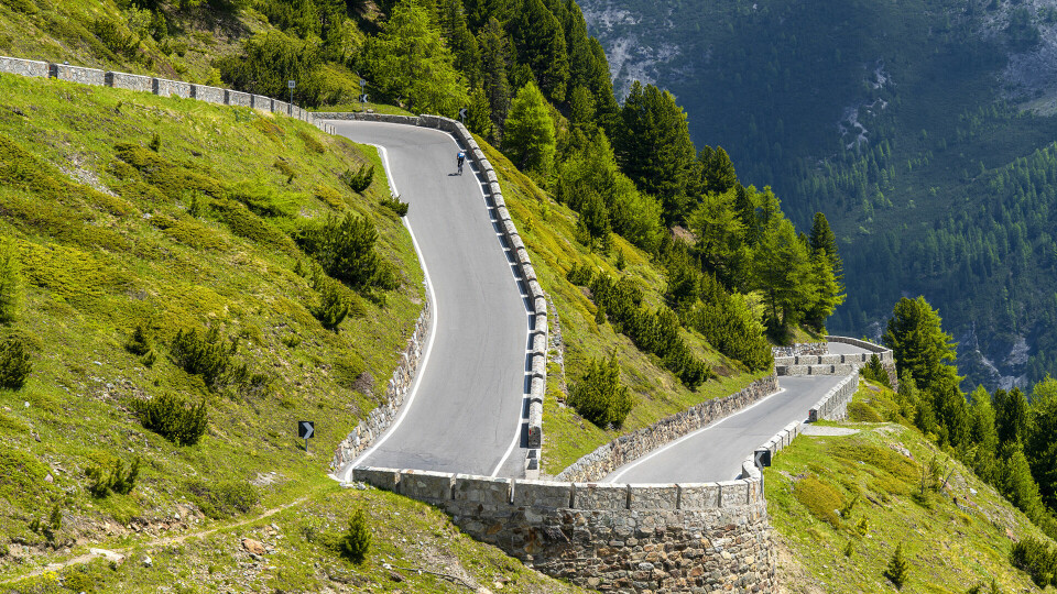 Veien over Stelvio-passet i Italia ble åpnet for 200 år siden. Den slynger seg gjennom det spektakulære italienske alpelandskapet. (Foto: iStock/David Tedman) Veien over Stelvio-passet i Italia ble åpnet for 200 år siden. Den slynger seg gjennom det spektakulære italienske alpelandskapet. (Foto: iStock/David Tedman)